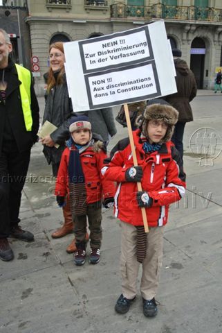 Kundgebung in Bern gegen die Familieninitiative der CVP (16.11.2013, Bern) – "NEIN !!! Zur Diskriminierung in der Verfassung / NON !!! Aux discriminations dans la Constitution", im Hintergrund: Alicia Parel