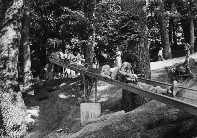 "FZA Verkehrsgarten Buchegg", Zürich - Kinder auf der Rutschbahn; um 1975
