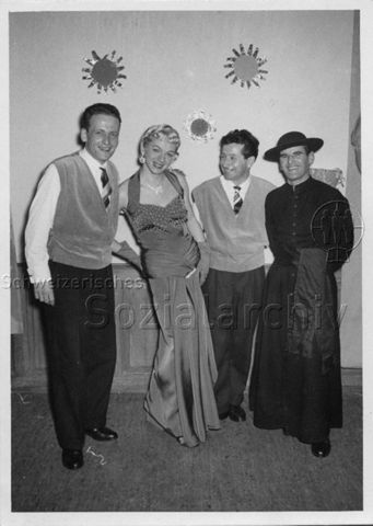 v.l.n.r.: Alois "Wisel" Lötscher, Röbi Rapp als Transvestit, Fritz Weber, André Méan - Maskenbal  im "Kreis" - Anmerkung im Album: "Alois + Fritz waren Lebenspartner bis zum Tod von Fritz" - 1955