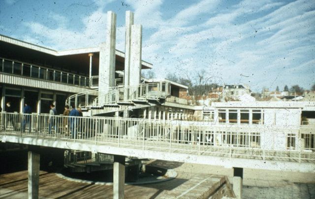 "Europäische Länder: Centre éducatif et culturel, Verres France" - Blick vom Innenhof auf das Gebäude mit Flachdach, es gibt eine Aussentreppe und eine Fussgängerbrücke; um 1970