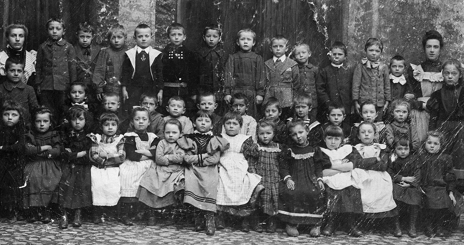 Gruppenporträt von posierenden Kindern und Frauen (vermutlich aus einer privaten Fotosammlung) (1910)