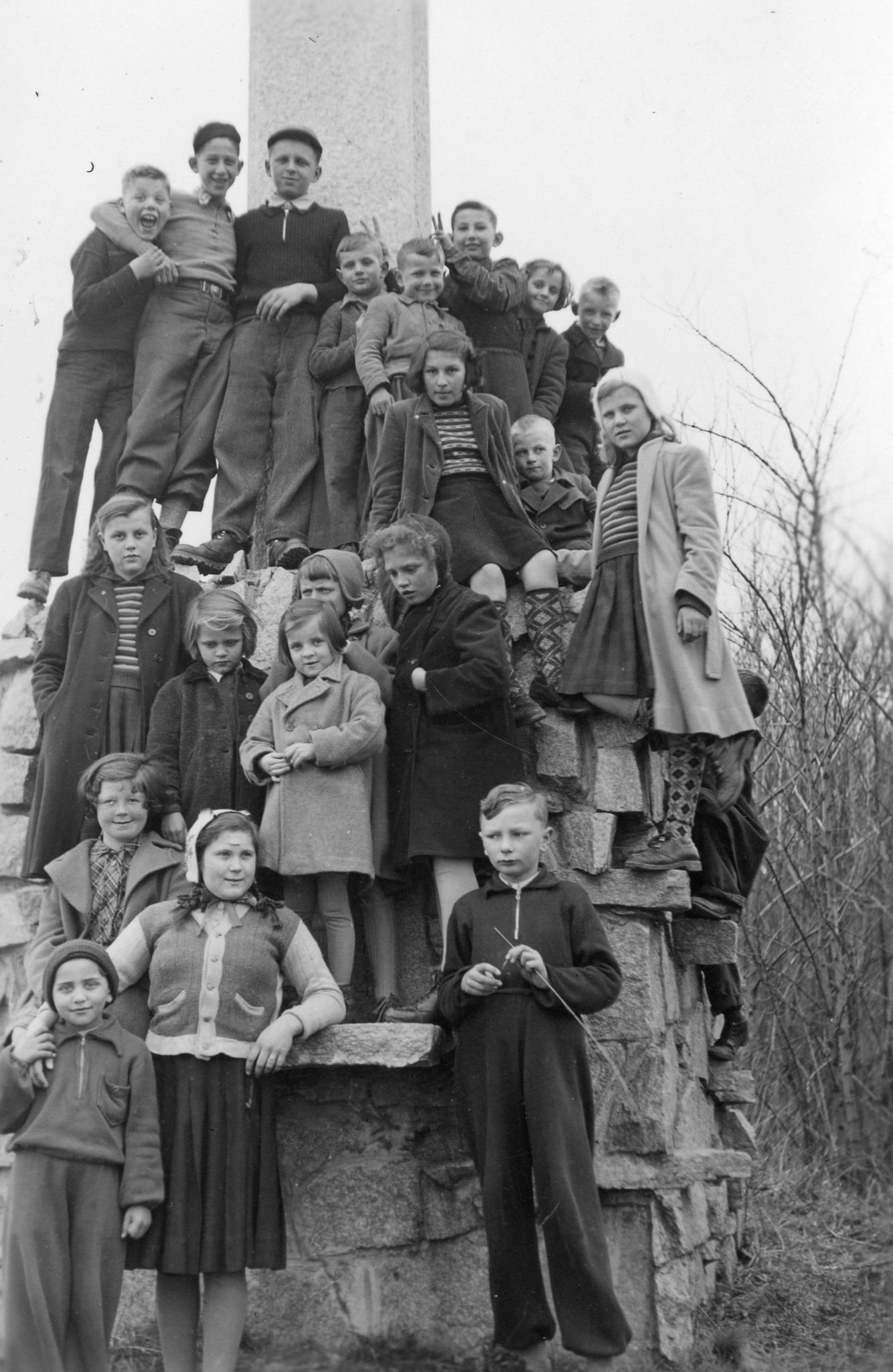 Tschechische Kinder in Brusata, Dezember 1951 bis März 1952; eine Gruppe von Kindern um ein Denkmal posierend