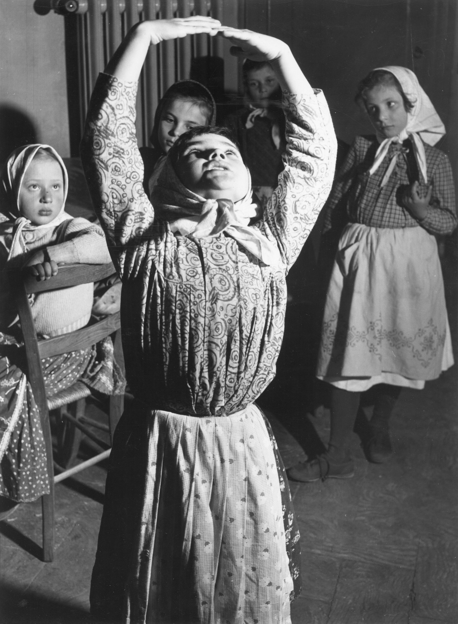 Ein Mädchen in traditioneller Kleidung tanzt eine Pirouette