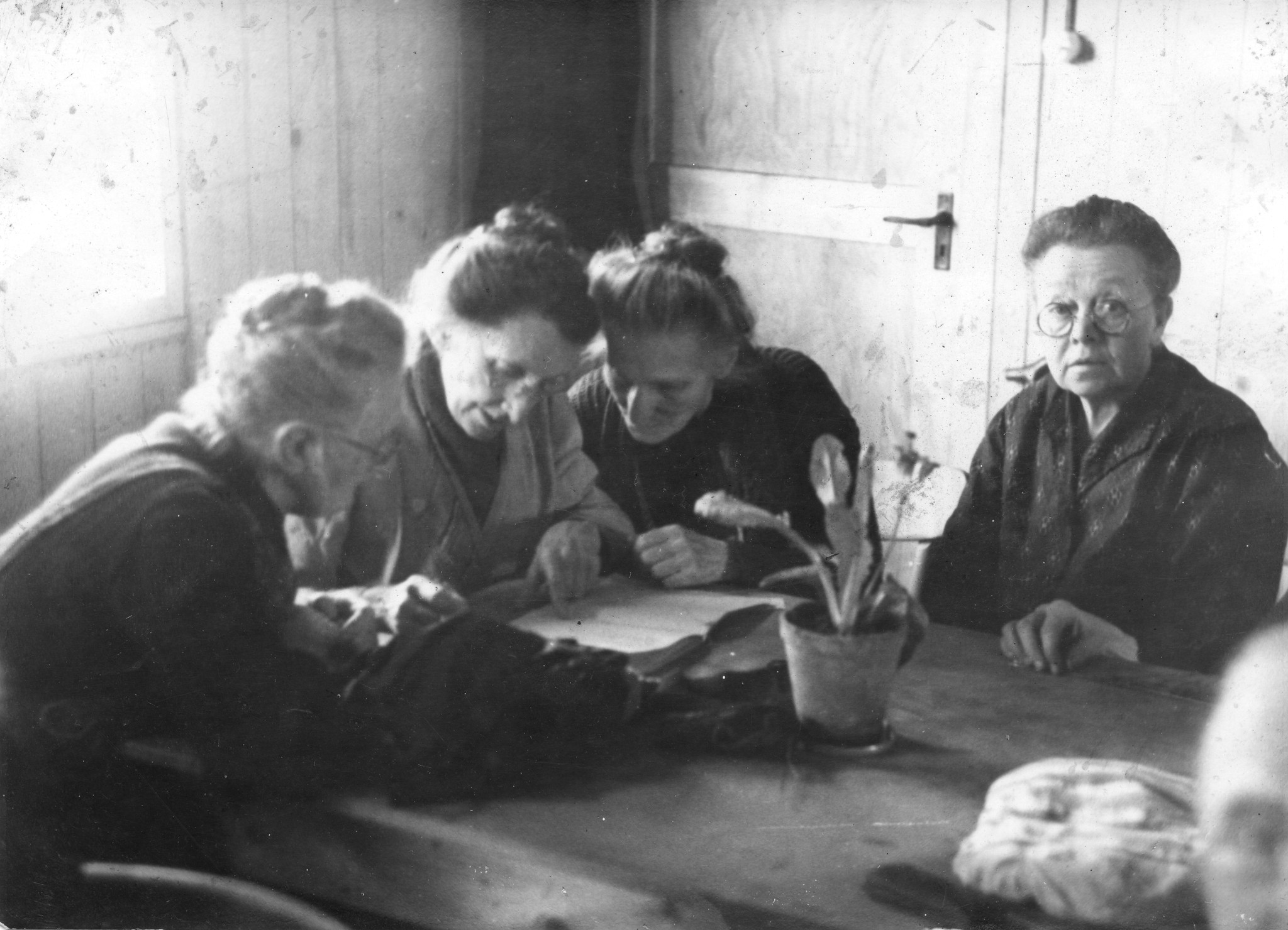 "Fives [Stadtviertel von Lille, Nord-Pas-de-Calais] Mai 1947 Foyer populaire", alte Frauen im SAH-Sozialzentrum