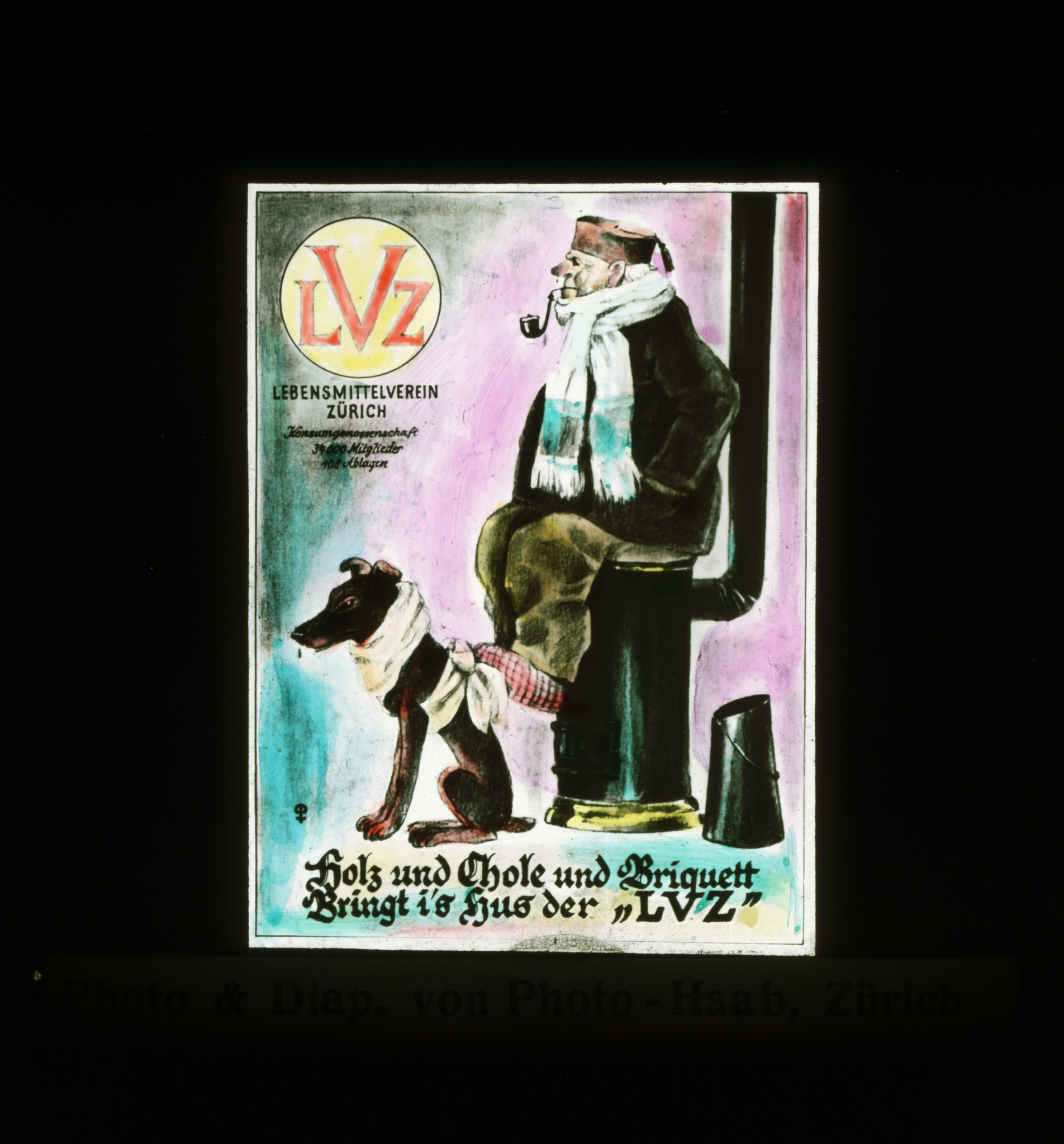 Dia: Mann und Hund bei Ofen, Text: "LVZ / Holz und Chole und Briquett Bringt i's Hus der "LVZ"".