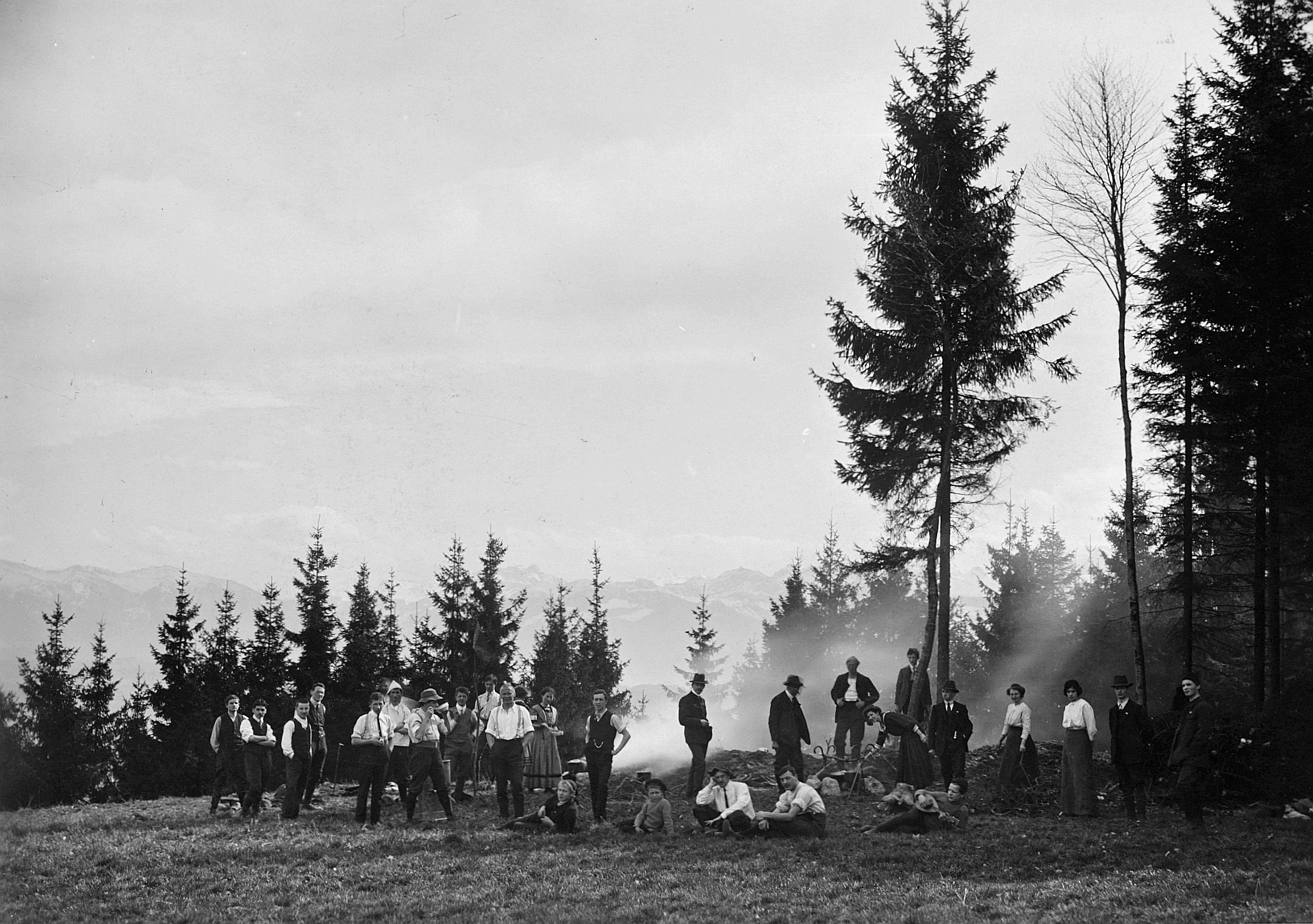 Wandervogel-Zusammentreffen auf dem Pfannenstiel - Wandervögel der Ortsgruppe Winterthur am Rand eines Waldes (1911)