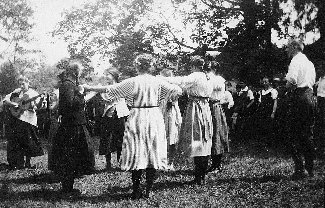 Tanzende Wandervögel auf der Wiese, ein Wandervogel Gitarre spielend (1918)