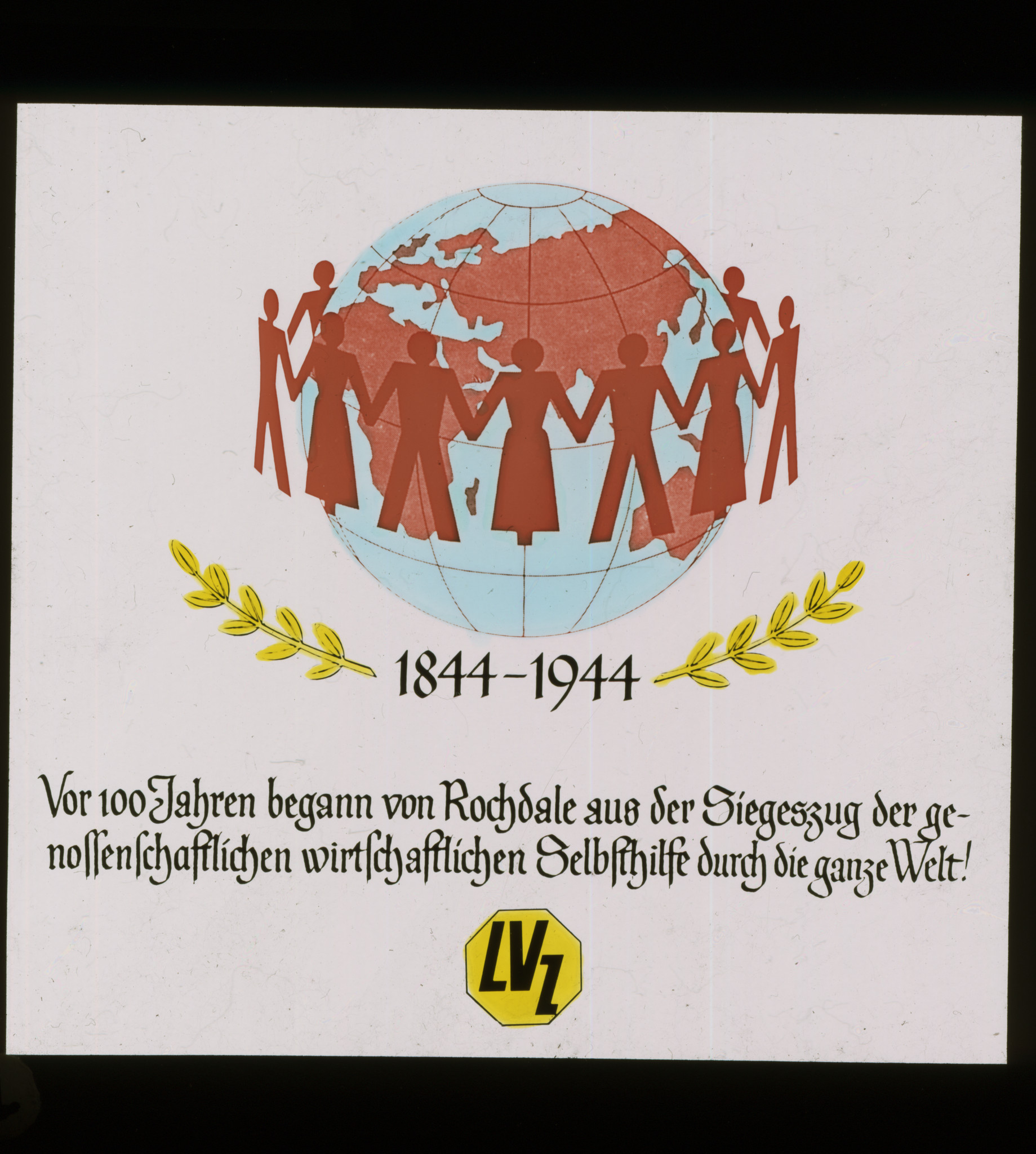 Dia: Menschenkette um Weltkugel, Text: "1844-1944 / Vor 100 Jahren begann von Rochdale aus der Siegeszug der genossenschaftlichen wirtschaftlichen Selbsthilfe durch die ganze Welt! / LVZ".