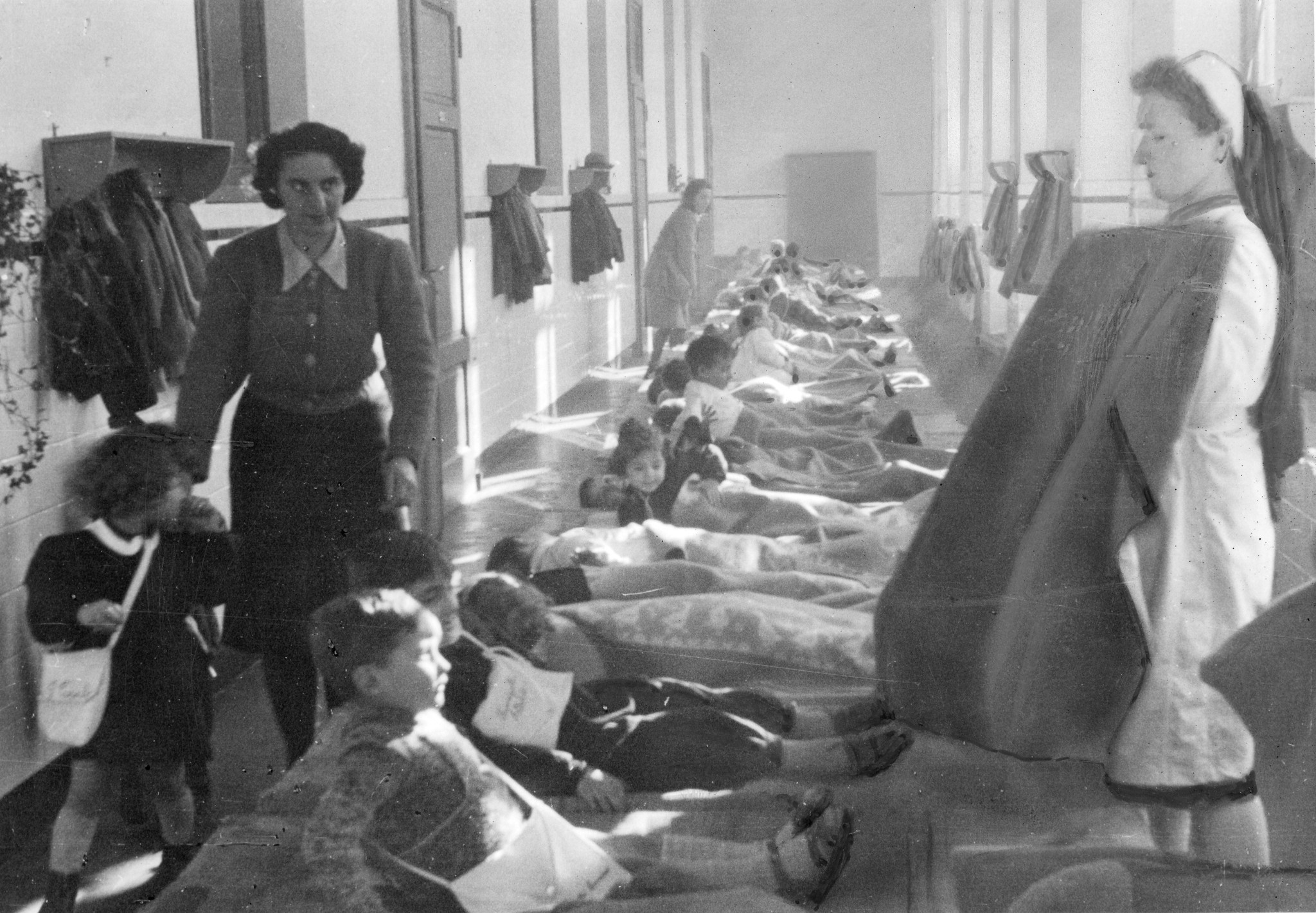 "Milano, Januar 1946. L'Asilo italo-suisse"; Kinder werden zum Mittagsschlaf von den Betreuerinnen hingelegt