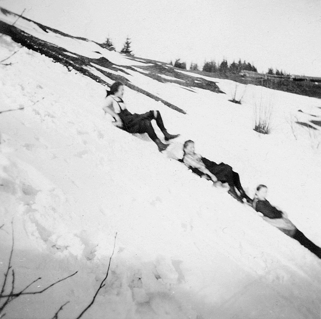 Fahrt der Wandervogel-Mädchen Richterswil - Wandervögel rutschen auf dem Schnee anhand eines Tuches (vermutlich) (1921)