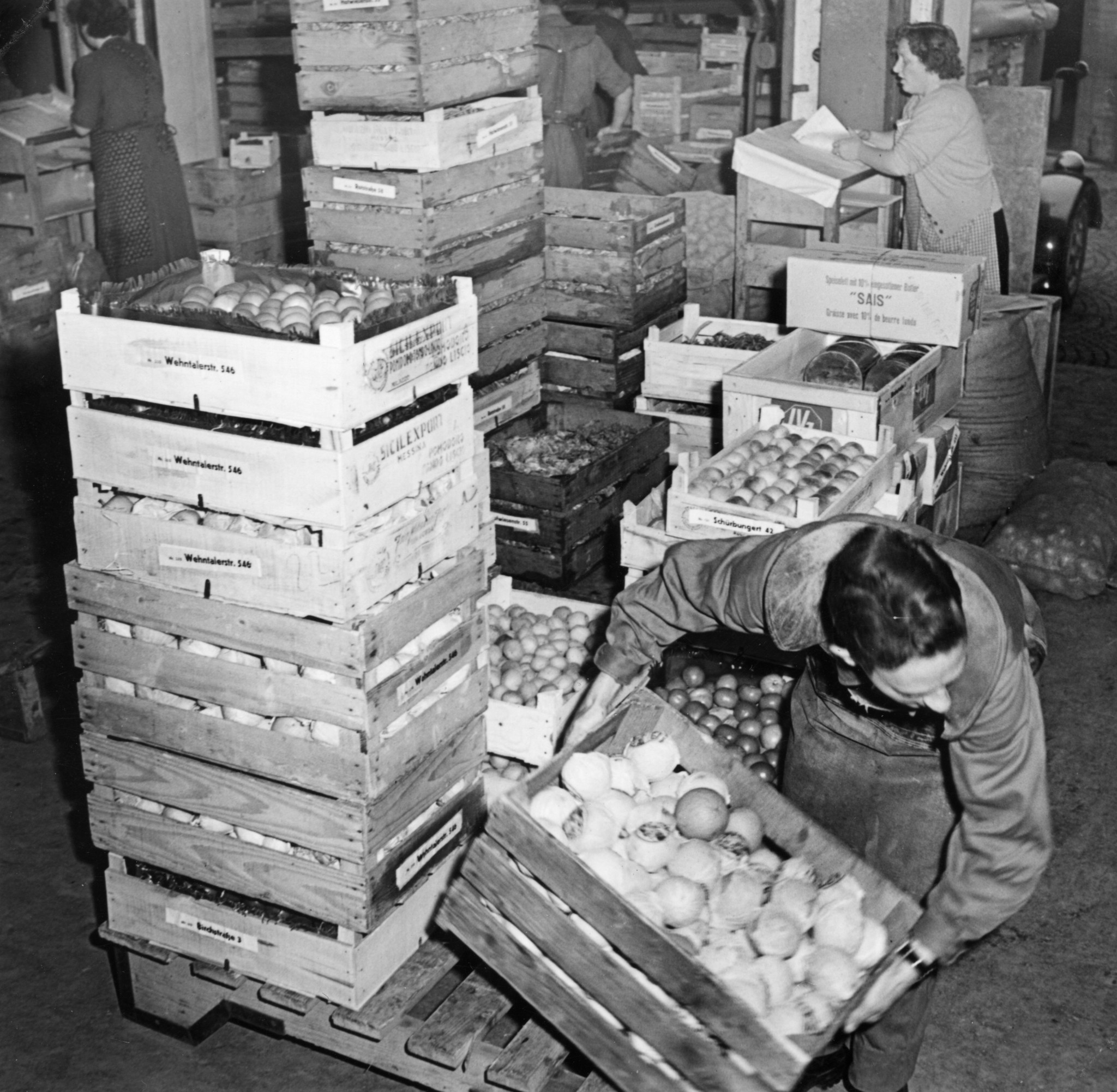 Mann beim Verladen von Kisten mit Früchten