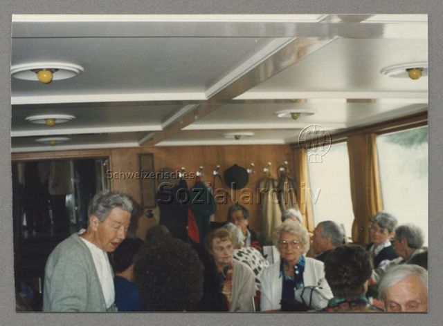 Personengruppe im Essbereich eines Passagierschiffs, Kontext unbestimmt, Juni 1996