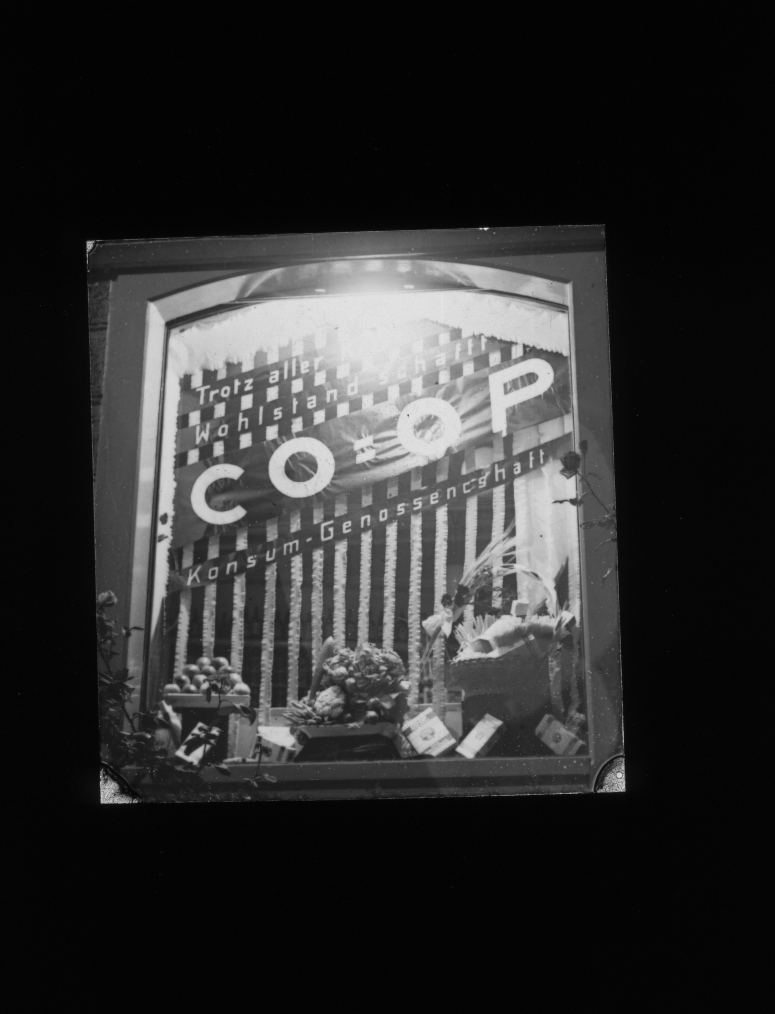 Dia: COOP/LVZ-Filiale, im Schaufenster Text: "Trotz aller ... Wohlstand schafft CO-OP Konsum-Genossenschaft".